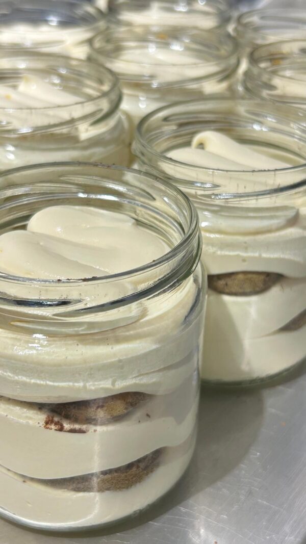 Tiramisú en vaso artesanal en Barcelona Vasos de tiramisú artesanal con crema suave y capas de bizcocho preparados en Barcelona