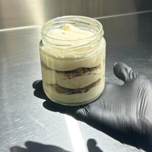 Tiramisú artesanal en vaso de cristal con capas de crema y bizcocho de cacao en Barcelona