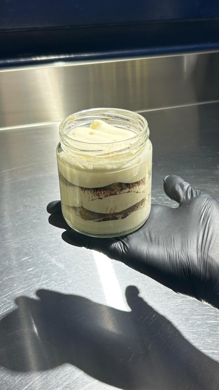 Tiramisú artesanal en vaso de cristal con capas de crema y bizcocho de cacao en Barcelona