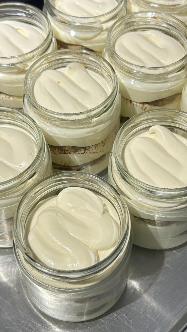 Tiramisú en vaso artesanal en Barcelona Vasos de tiramisú artesanal con crema suave y capas de bizcocho preparados en Barcelona