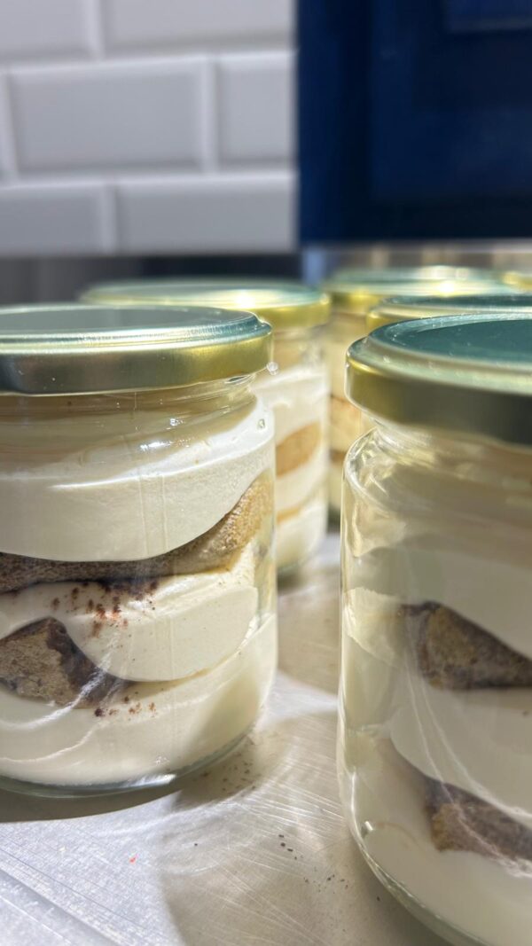 Tiramisú artesanal para llevar en Barcelona Tiramisú artesanal en tarros de cristal con tapa, preparado en Barcelona Tiramisú artesanal para llevar en Barcelona